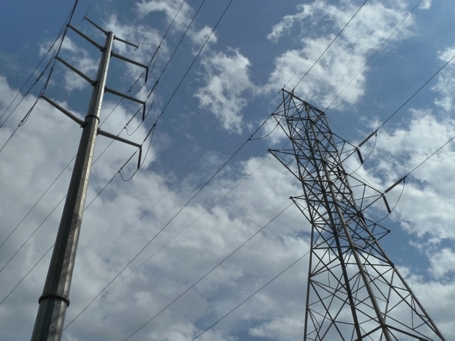 High-voltage transmission structures and conductors